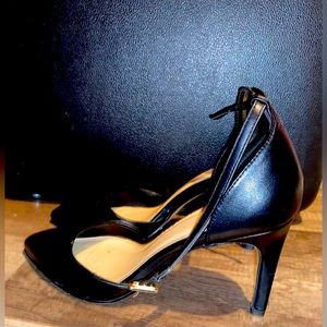 Black Ankle Strapped Pointed Pump!
